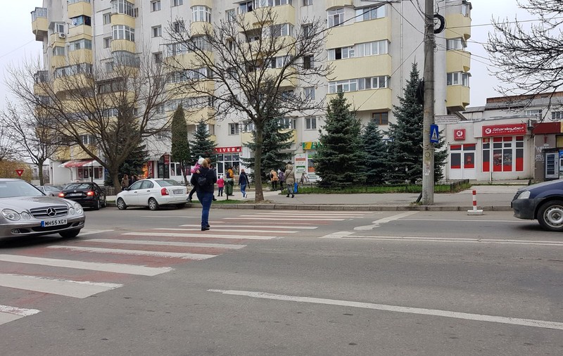 VIDEO/ Femeie lovită de un autobuz pe trecerea de pietoni și proiectată pe trotuar, la Timișoara
