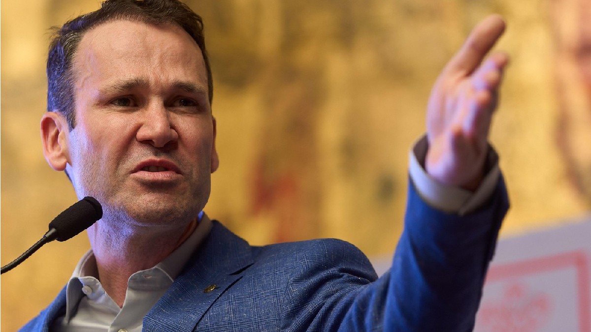 Robert Negoiță, primarul Sectorului 3, ține un discurs la conferința electorală a Bucureștiului.