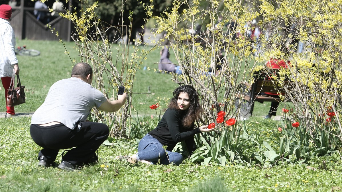 S-a deschis sezonul la vreme călduroasă. Soarele i-a scos pe oameni din case.