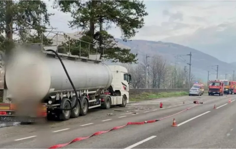 Amendă de 10.000 de lei dată de Garda de Mediu, după scurgerea de acid sulfuric pe DN1, dintr-o cisternă de 23 de tone