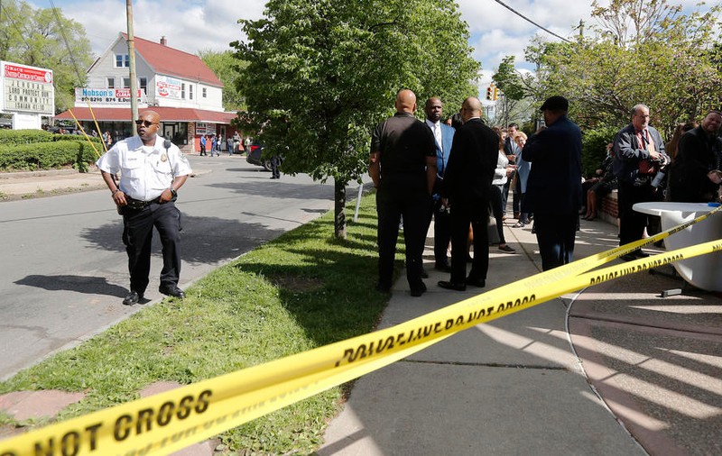 În timpul atacului armat dintr-un supermarket american, un angajat a sunat la 911, dar i s-a închis telefonul pentru că vorbea prea încet