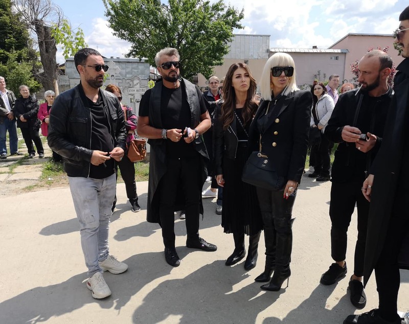Ce au cerut vedetele la sfârșitul slujbei de înmormântare a lui Răzvan Ciobanu | FOTO