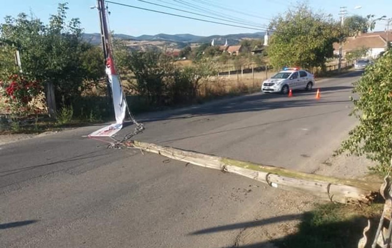Stâlp de telefonie, prăbușit sub greutatea unui banner electoral al Vioricăi Dăncilă
