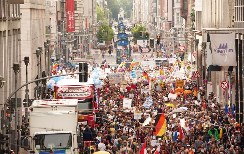 Mii de oameni s-au strâns la Berlin, la protestul contra măsurilor de restricție. Poliția germană a intervenit și a oprit manifestația