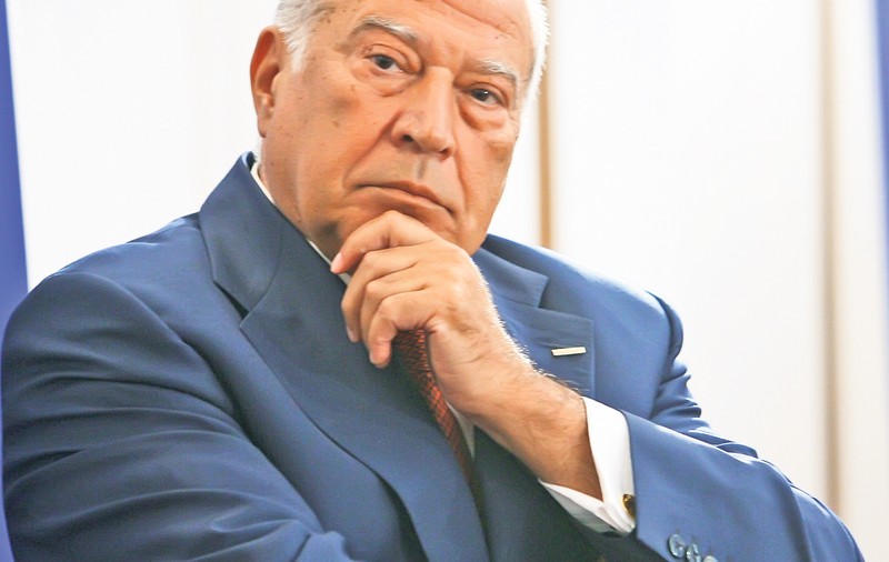 «Părintele» Antenelor, Dan Voiculescu, îşi va vedea familia prin geamul de la vorbitor
