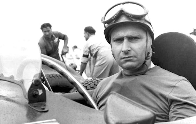 Trupul cvintuplului campion mondial de Formula 1 Juan Manuel Fangio a fost exhumat / VIDEO