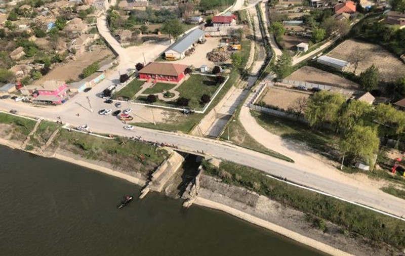 O fată s-a aruncat în Dunăre și nu a mai ieșit. Pompierii brăileni o caută de ore bune