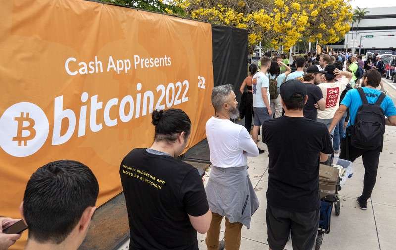 Bitcoin a scăzut cu peste 60 % în 2022. Expert financiar: „Criptomonedele sunt doar o manie speculativă şi industria este plină de escroci”