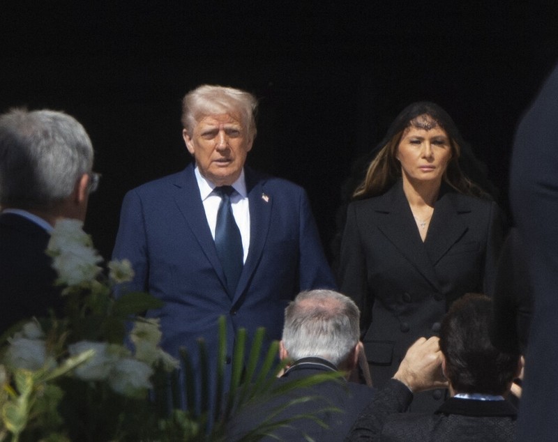 Ce i-a șoptit la ureche Melania Trump lui Donald Trump la funeraliile Papei Francisc. Un expert i-a citit pe buze primei-doamne