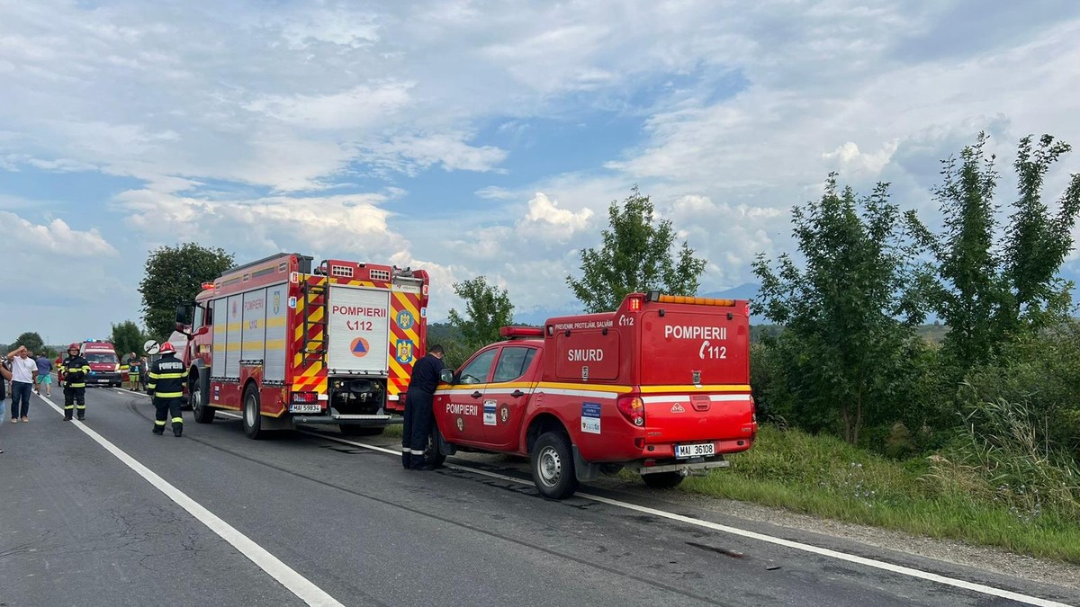 Imagine cu o autospeciale ale pompierilor pe DN1, județul Sibiu, unde s-a petrecut un accident rutier între un microbuz și o mașină