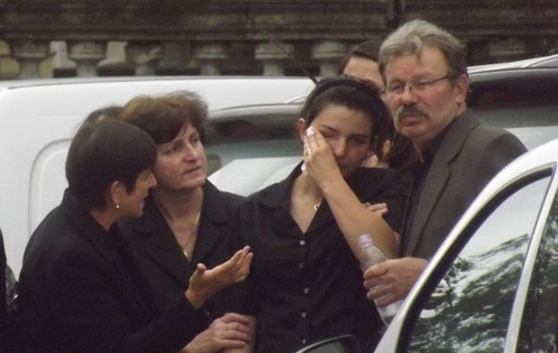 IMAGINI SFÂŞIETOARE! Fiica supravieţuitoare şi-a luat adio de la mama decedată în accident