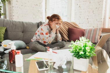 Simptomele COVID sunt similare la adulți și copii. Foto: 123rf