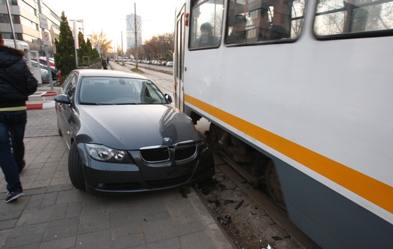 Asta a păţit şoferul unui BMW care nu a văzut tramvaiul!