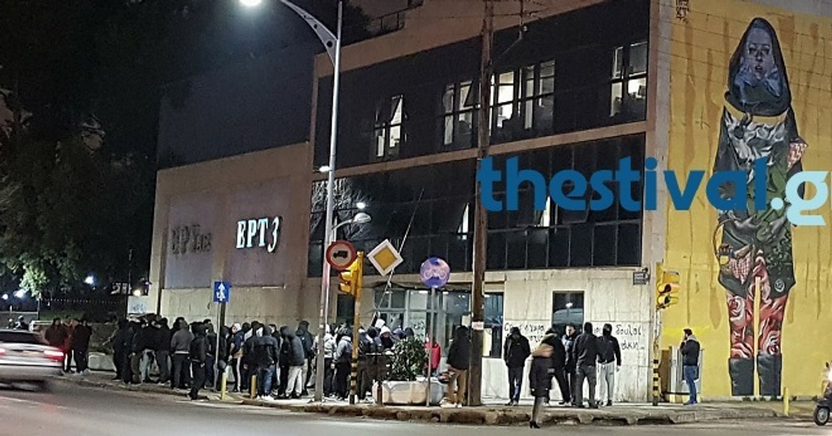 Fanii lui PAOK Salonic au invadat o televiziune și l-au obligat pe prezentator să citească un mesaj