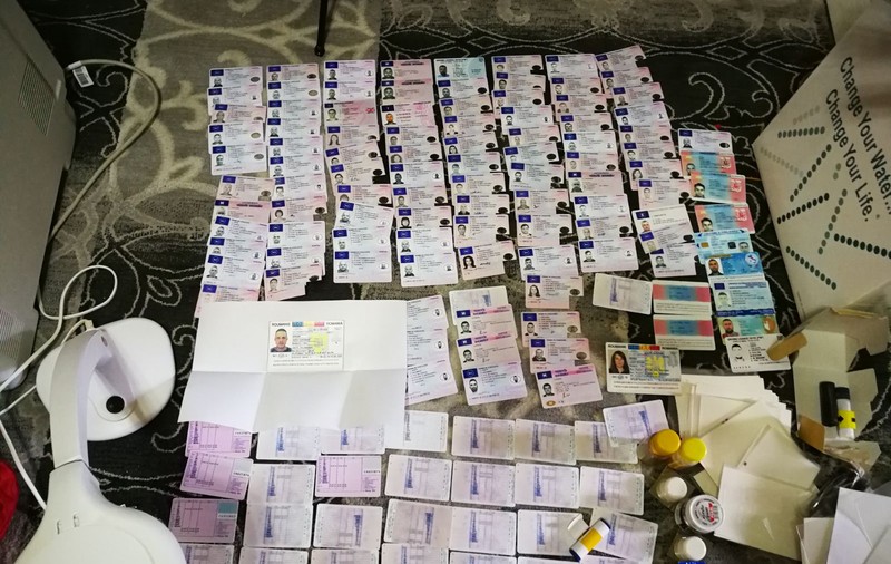 Sute de suspecţi ridicaţi în urma percheziţiilor DIICOT şi Poliţiei Române