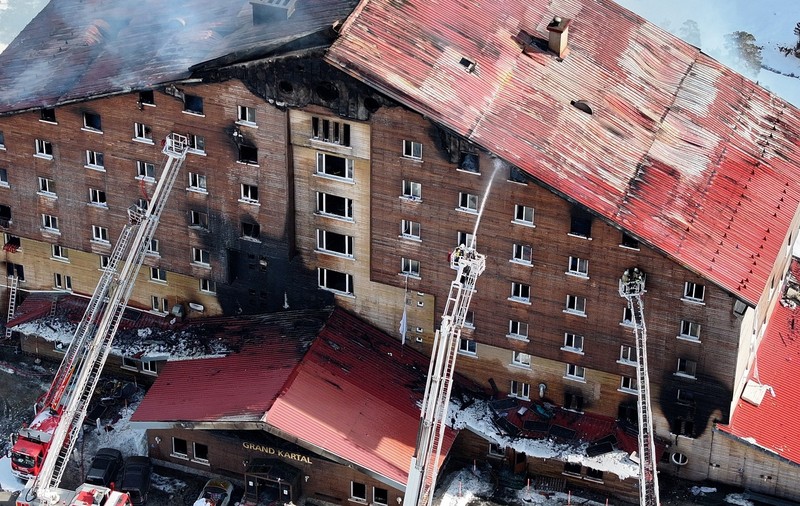 Filmul incendiului din Turcia, unde au murit 76 de persoane. Oamenii au încercat să se salveze sărind pe geam