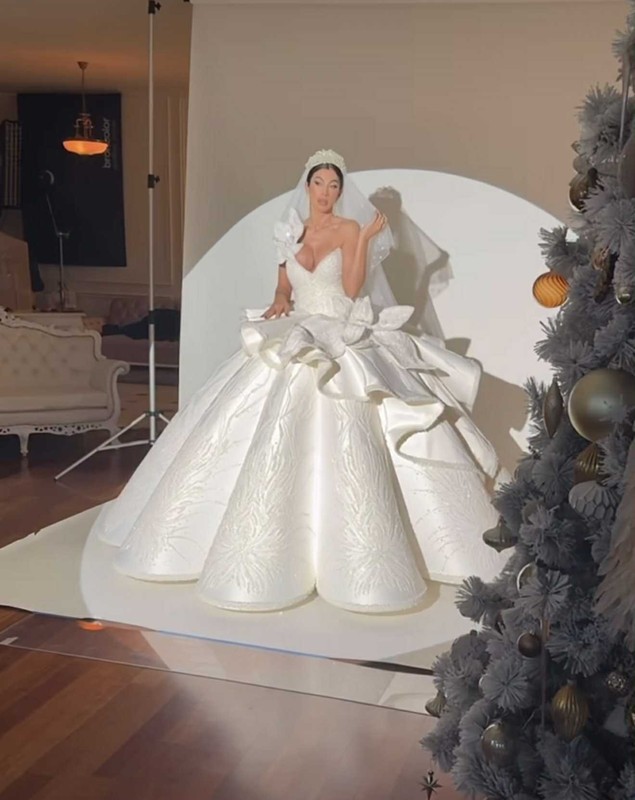 Imagini neașteptate cu Raluca Pastramă îmbrăcată în rochie de mireasă. Apariția ei nouă a creat controverse