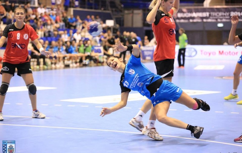 Eroare incredibilă! Deși au învins cu 28-16 pe SCM Craiova, ^fetele de la CSM București ar putea pierde la masa verde din cauză că oficialii n-au avut ecusoanele FRH la ei!