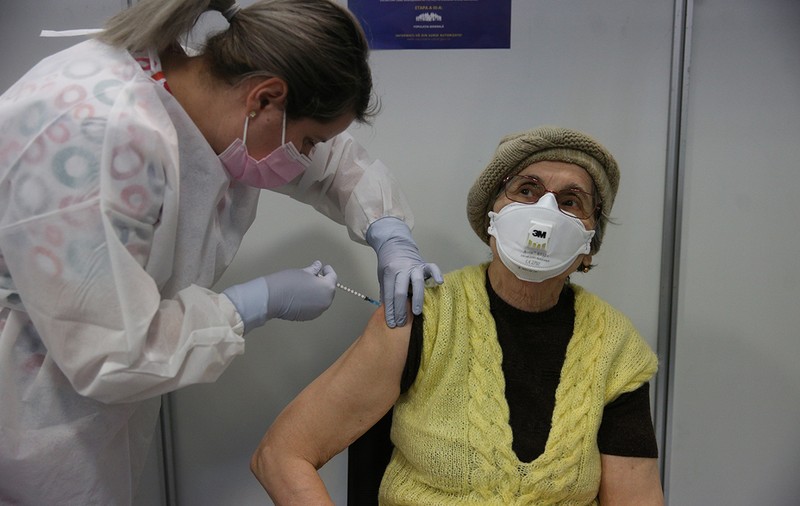 Comitetul de vaccinare spune că toți cei care au făcut prima doză de ser anti-COVID au și rapelul asigurat, dar admite că nu sunt suficiente în stoc