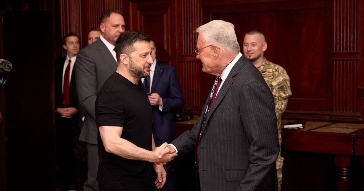 Keith Kellogg (dreapta), emisarul lui Trump, dă mâna cu Volodimir Zelenski: Foto X/ Volodimir Zelenski