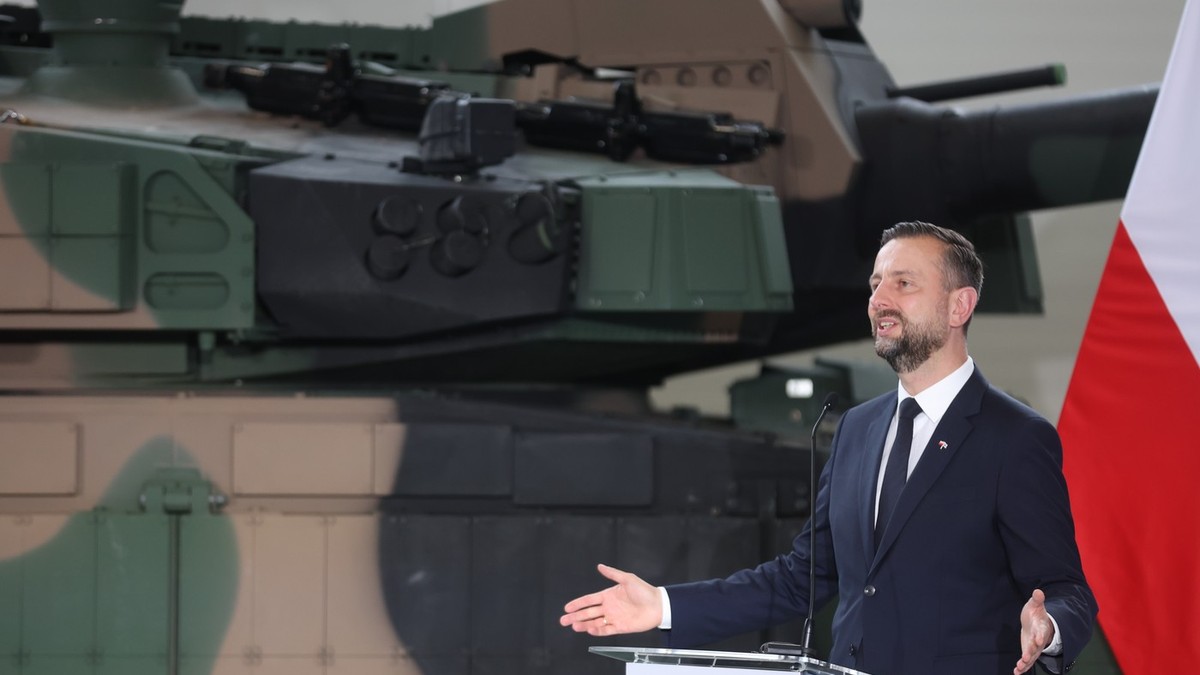 Ministrul apărării Wladyslaw Kosiniak-Kamysz ia cuvântul după semnarea acordului cu Coreea de Sud. În imagine se află o machetă a unui tanc K2 Foto: Profimedia