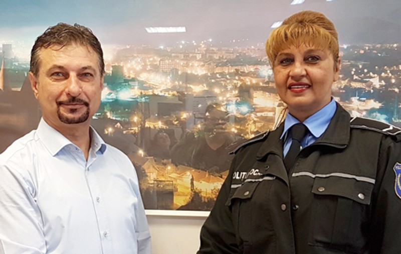 O angajată a Poliției Locale din Hunedoara a găsit 17.000 de lei uitați de un pensionar într-un bancomat