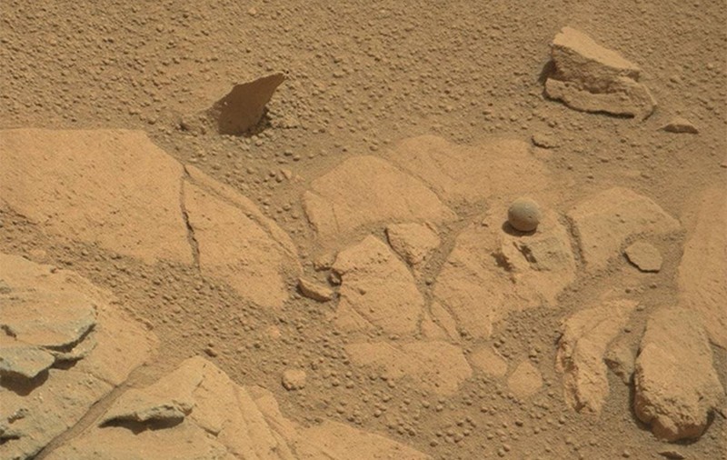 DESCOPERIRE SENZAŢIONALĂ PE MARTE. Roverul CURIOSITY a găsit O SFERĂ "CIUDATĂ"
