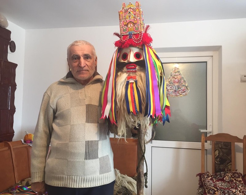 VIDEO&FOTO/ Nea Mircea Platon, ultimul făuritor al măștilor purtate de cetele de flăcăi din Ruginoasa. E o muncă de 5 săptămâni, iar costul unei măști pornește de la 1.000 de lei