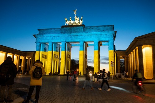 Poarta Brandenburg din Berlin, iluminată în culorile steagului Ucrainei, 23 februarie 2022 | Foto: Profimedia