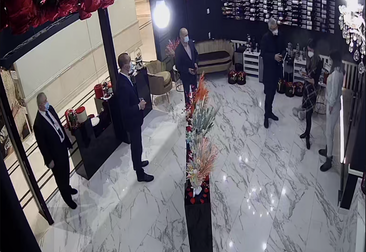 Reprezentanții Societății Companiilor Hoteliere Grand (SCHG) SRL au rechiziționat spațiul în care își desfășura activitatea magazinul „The Gift Idea”
