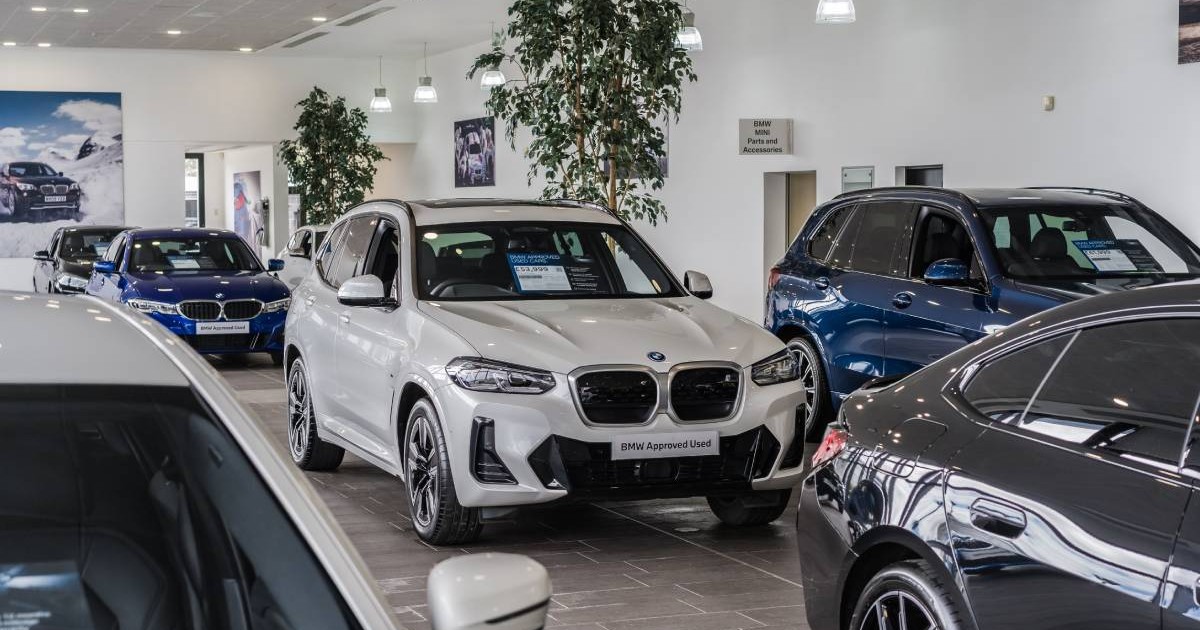 mai multe masini bmw in showroom