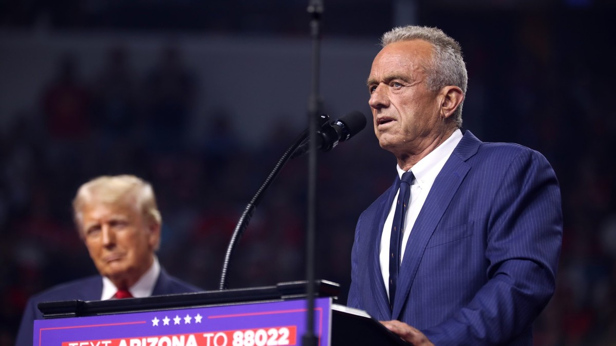 Robert F. Kennedy Jr. (dreapta) face campanie pentru Donald Trump (stânga) după ce și-a retras candidatura la Casa Albă Foto: Profimedia
