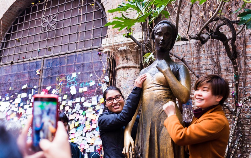 Statuia Julietei lui Shakespeare din Verona, deteriorată de „mângâierile” turiştilor: „Este corect să le permitem să atingă pieptul ?