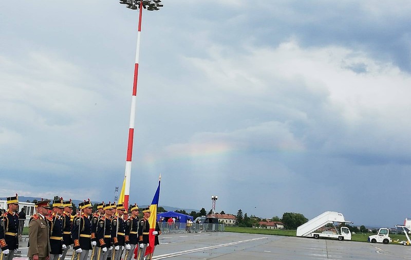 FOTO/ Curcubeu pe cerul Sibiului, în momentul plecării Papei Francisc din România