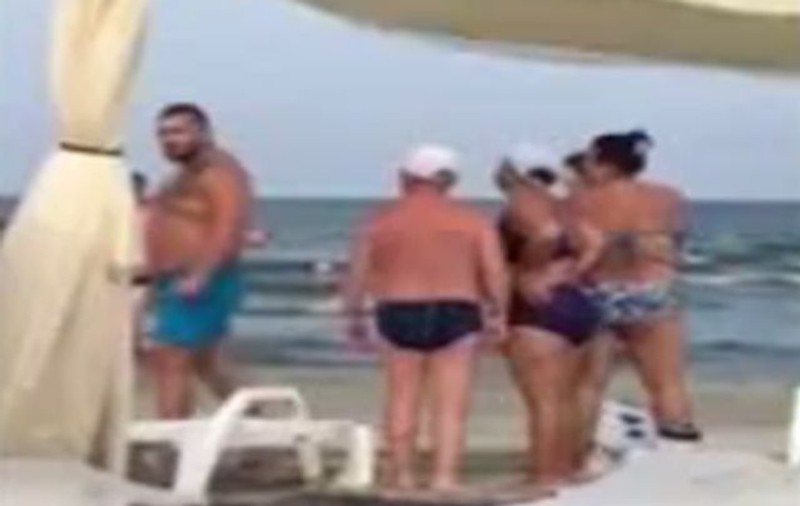 VIDEO | Scandal în Mamaia! Administratorul unei plaje a lovit şi scuipat o femeie. Totul a fost filmat