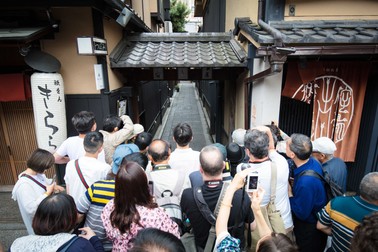 Turiştii nu mai au voie să facă selfie-uri gheişe în Kyoto (Hepta)