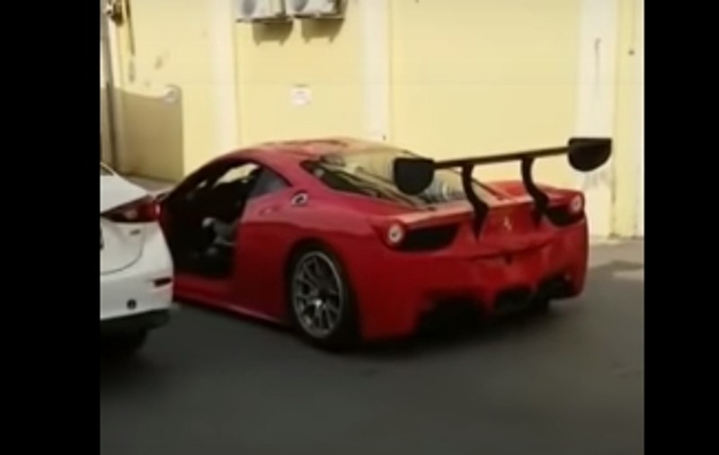 VIDEO | Un Ferrari a rămas fără o portieră pe o stradă din București