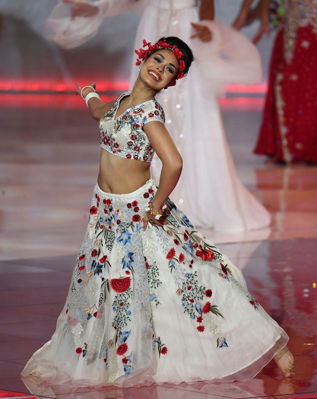 Miss Anglia va îngriji bolnavi de COVID. Bhasha Mukherjee e medic și face specializare în pneumologie
