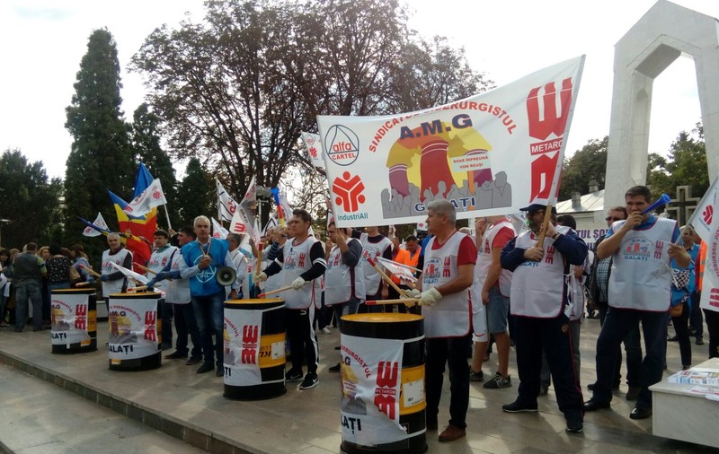 Protest al sindicaliştilor Cartel Alfa cu fluiere, vuvuzele şi butoaie în loc de tobe, la Galați. Motivul, taxele sociale