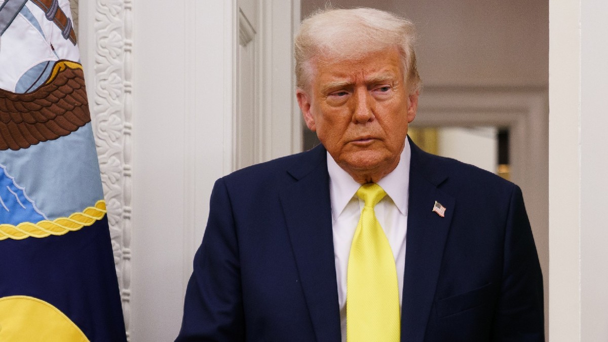 Președintele SUA, Donald Trump, îmbrăcat într-un costum albastru cu o cămașă albă și o cravată galbenă