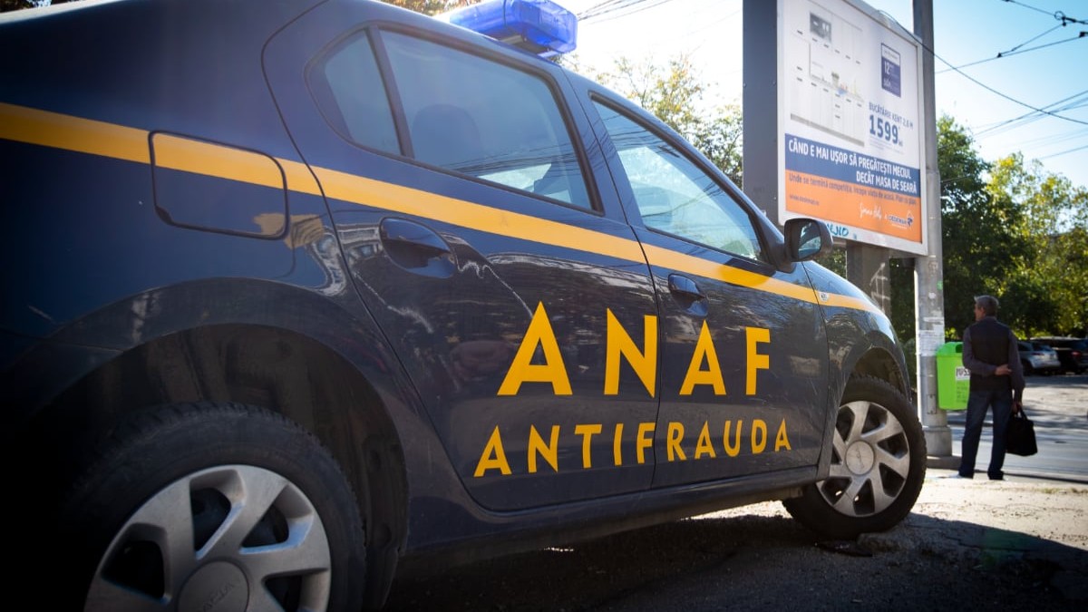 O mașină pe care este inscripționat textulANAF, Antifraudă