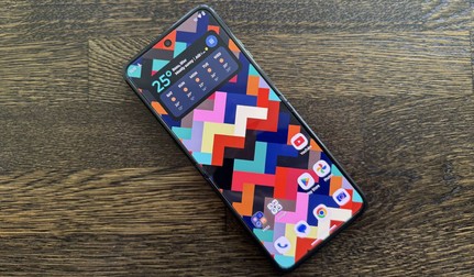 Motorola Razr 60 Ultra este un adevărat telefon vârf de gamă care vine în format pliabil „flip”. Foto: Claudiu Râpan / Libertatea