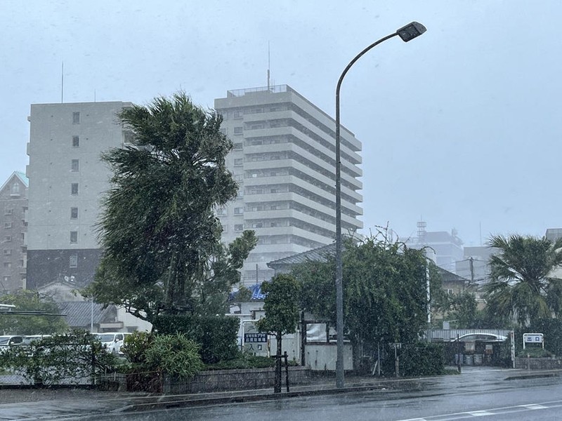 Vântul puternic se simple deja Miyazaki, oraș din sud-vestul insulei Kyushu. Foto: EPA