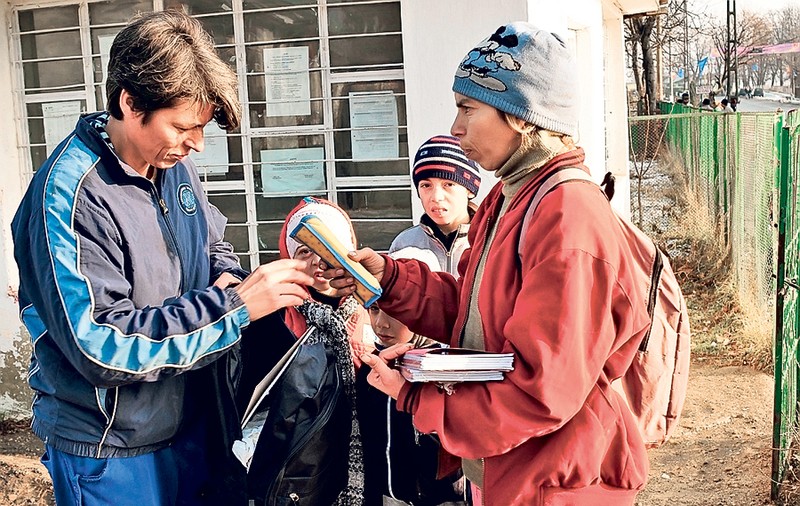 SCANDAL în comuna Băceşti! Chevron face propagandă cu dulciuri în şcoli