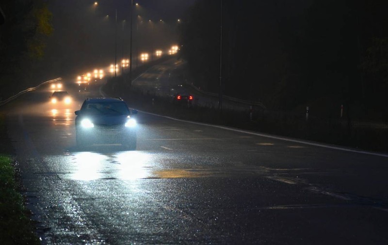 Tot mai mulți șoferi cer interzicerea farurilor auto LED, considerându-le un pericol pentru siguranța rutieră