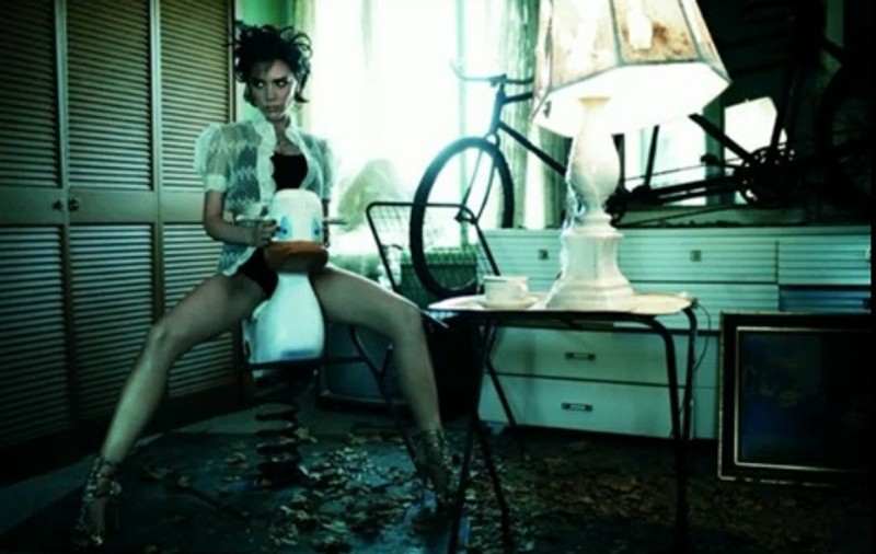 Video / Victoria Beckham călare pe o raţă, în revista Vogue