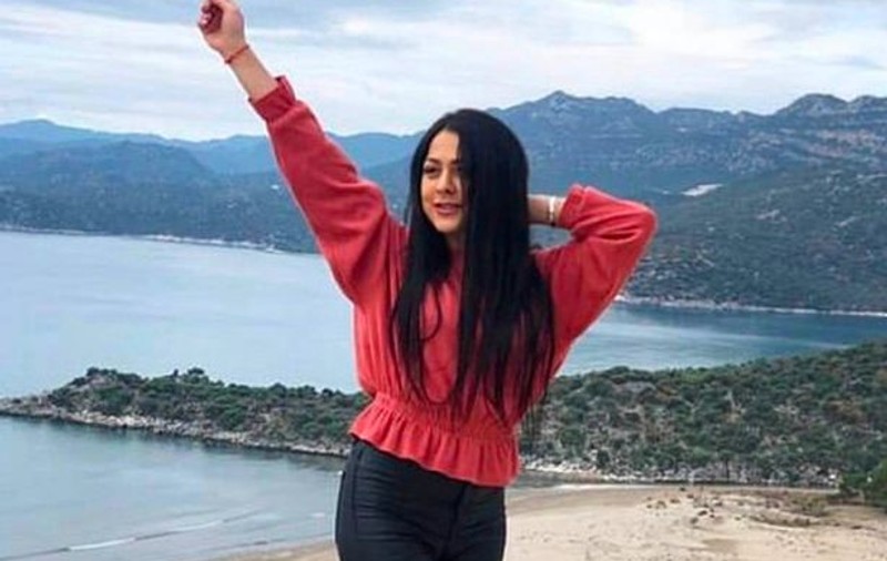 O tânără a murit după ce a căzut de pe o stâncă. Ea voia să facă o poză spectaculoasă cu care să celebreze ieșirea din carantină
