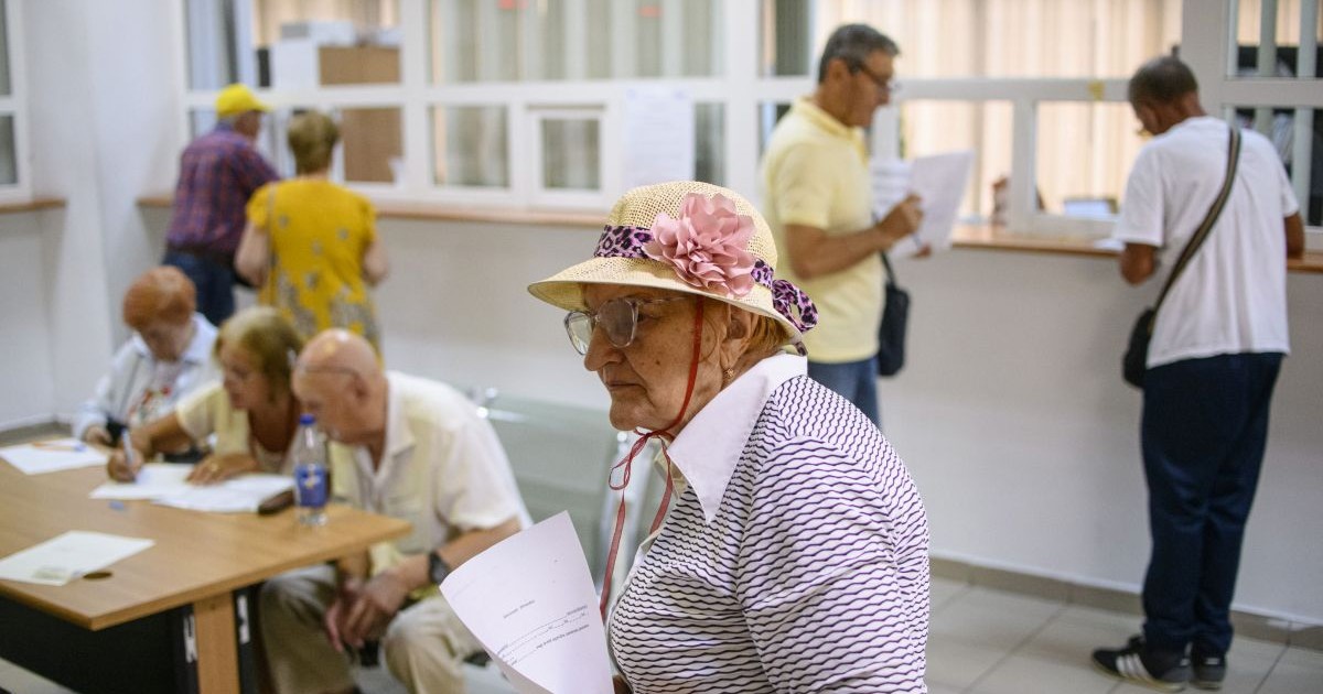 Pensionară aflată la Casa de Pensii