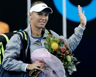 epa06477370 Caroline Wozniacki of Denmark arrives for her women's singles final match against Simona Halep of Romania at the Australian Open Grand Slam tennis tournament in Melbourne, Victoria, Australia, 27 January 2018. EPA-EFE/MARK CRISTINO