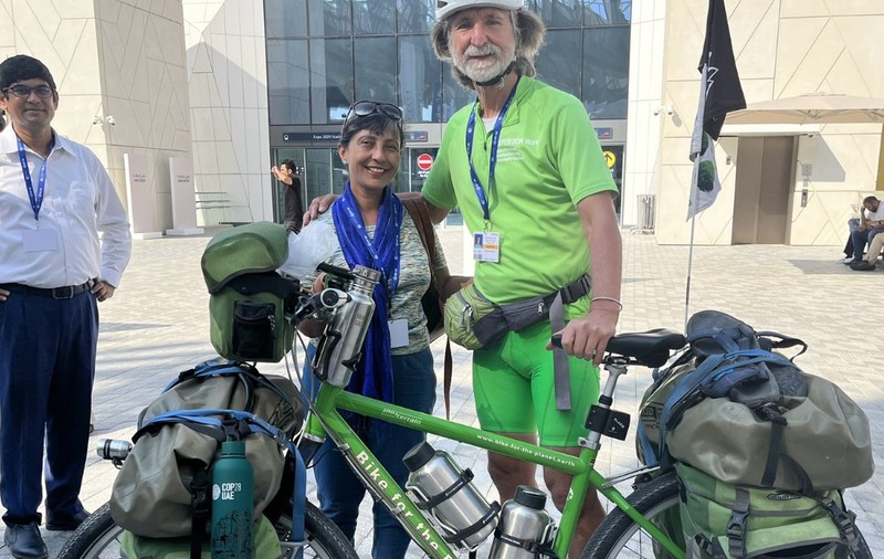 Activistul de mediu care a mers cu bicicleta de la Berlin la summit-ul climatic de la Dubai. În câte zile a parcurs cei 8.662 de kilometri